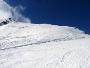 An Avalanche crosses onto a black Piste in Grimentz